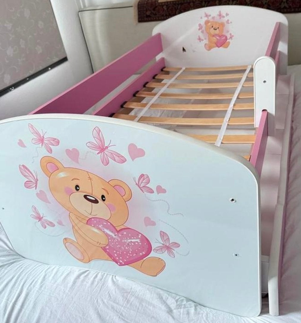 Kinderbed 80x160 met nachtkastje en bonte motieven, Ophalen, Gebruikt, 70 tot 85 cm, Lattenbodem