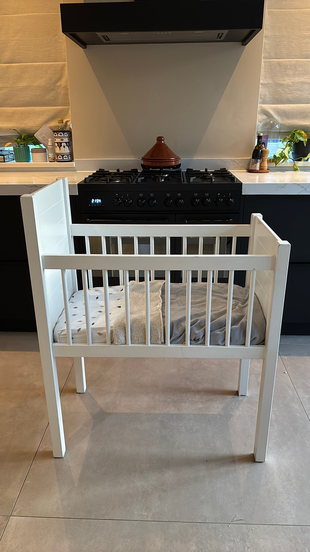 Witten houten Ikea wieg inclusief matras en 2 hoeslakens, Kinderen en Baby's, Ophalen of Verzenden, Gebruikt, Wieg