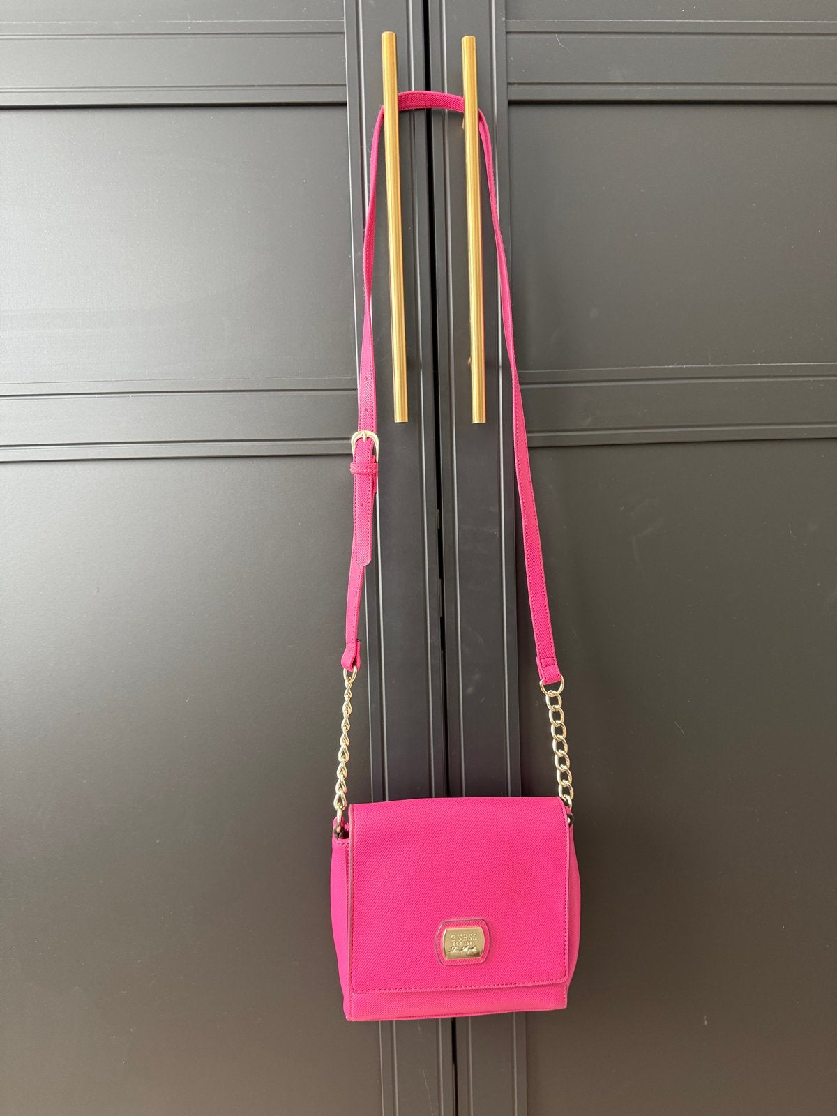 Guess Schoudertasje - Felroze met Gouden Details, Ophalen of Verzenden, Zo goed als nieuw, Roze, Schoudertasje