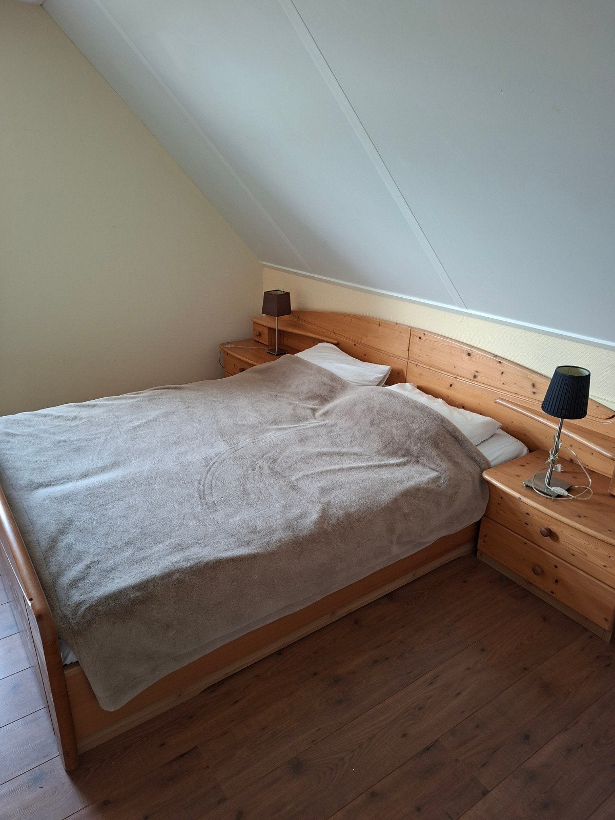Tweepersoonsbed van grenenhout met nachtkastjes, Ophalen, Gebruikt, Bruin, Tweepersoons