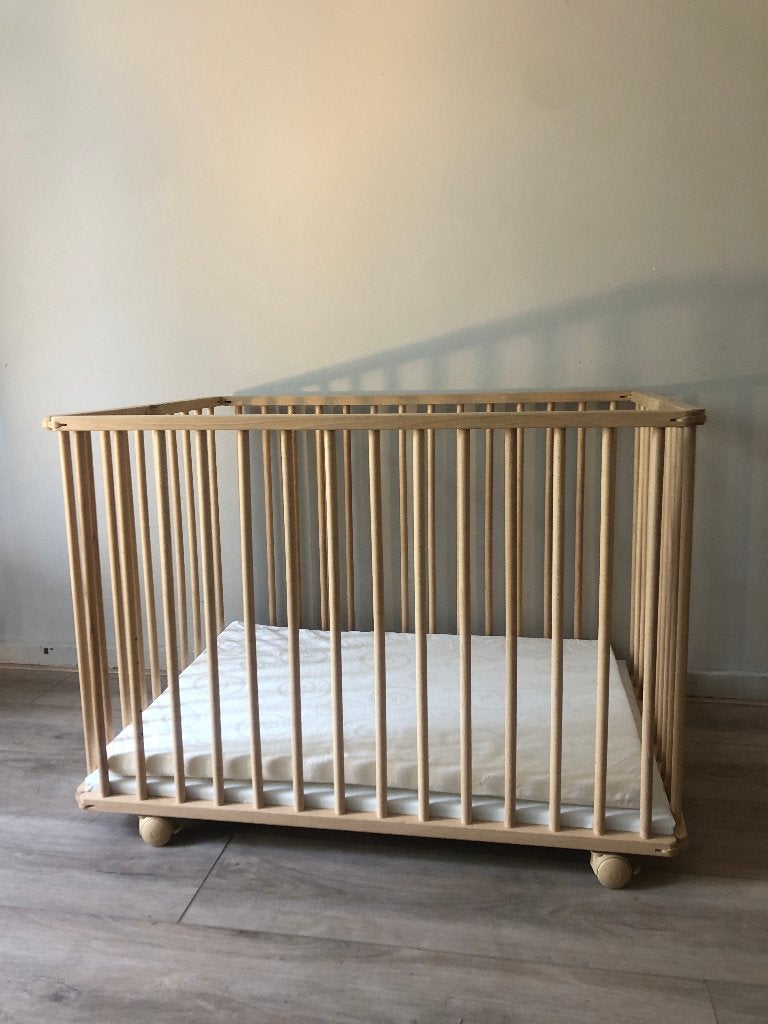 Petite Amélie houten babybox – inklapbaar – met wieltjes, Kinderen en Baby's, Ophalen, Gebruikt, Rechthoekig, In hoogte verstelbaar