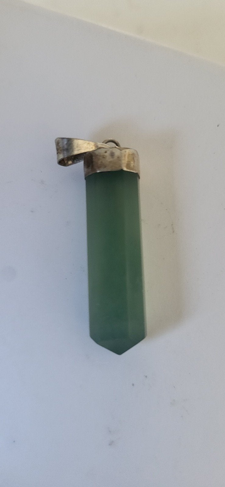 Groene edelsteen hanger met zilverkleurige houder, Overige voorstellingen, Ophalen of Verzenden, Zo goed als nieuw, Steen of Mineraal
