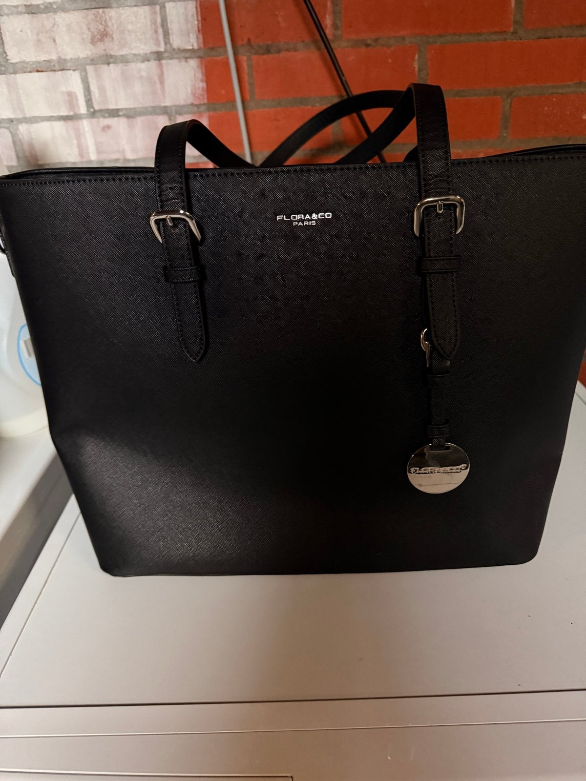 Flora & Co Zwarte Handtas - Stijlvol en Ruim, Sieraden, Tassen en Uiterlijk, Ophalen of Verzenden, Zo goed als nieuw, Zwart, Handtas