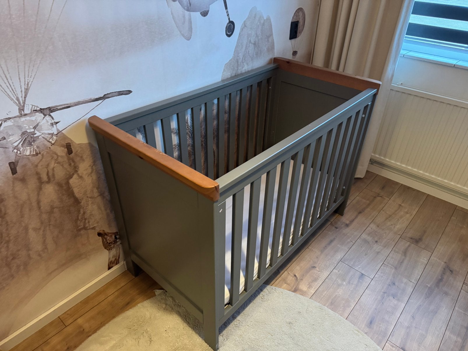 Complete babykamer, ledikant, commode & kast degelij k hout, Ophalen, Gebruikt, Jongetje of Meisje