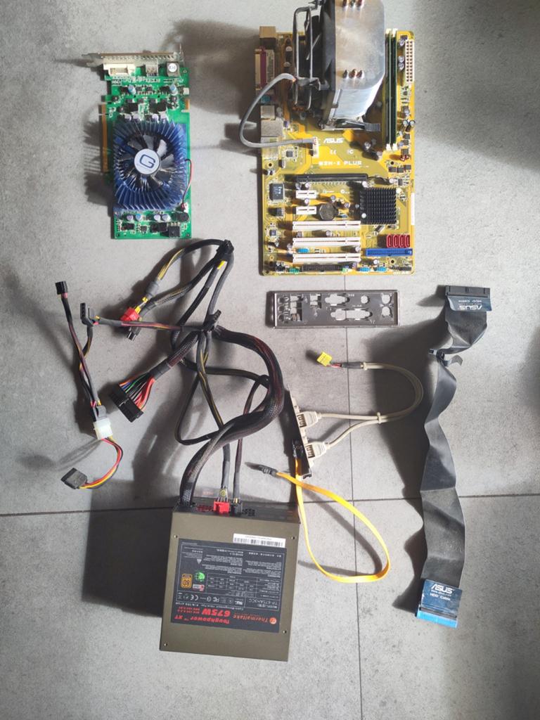 oude pc: 4GB DDR2, AMD Athlon 64 X2 dual core, TP XT 675W, Ophalen of Verzenden