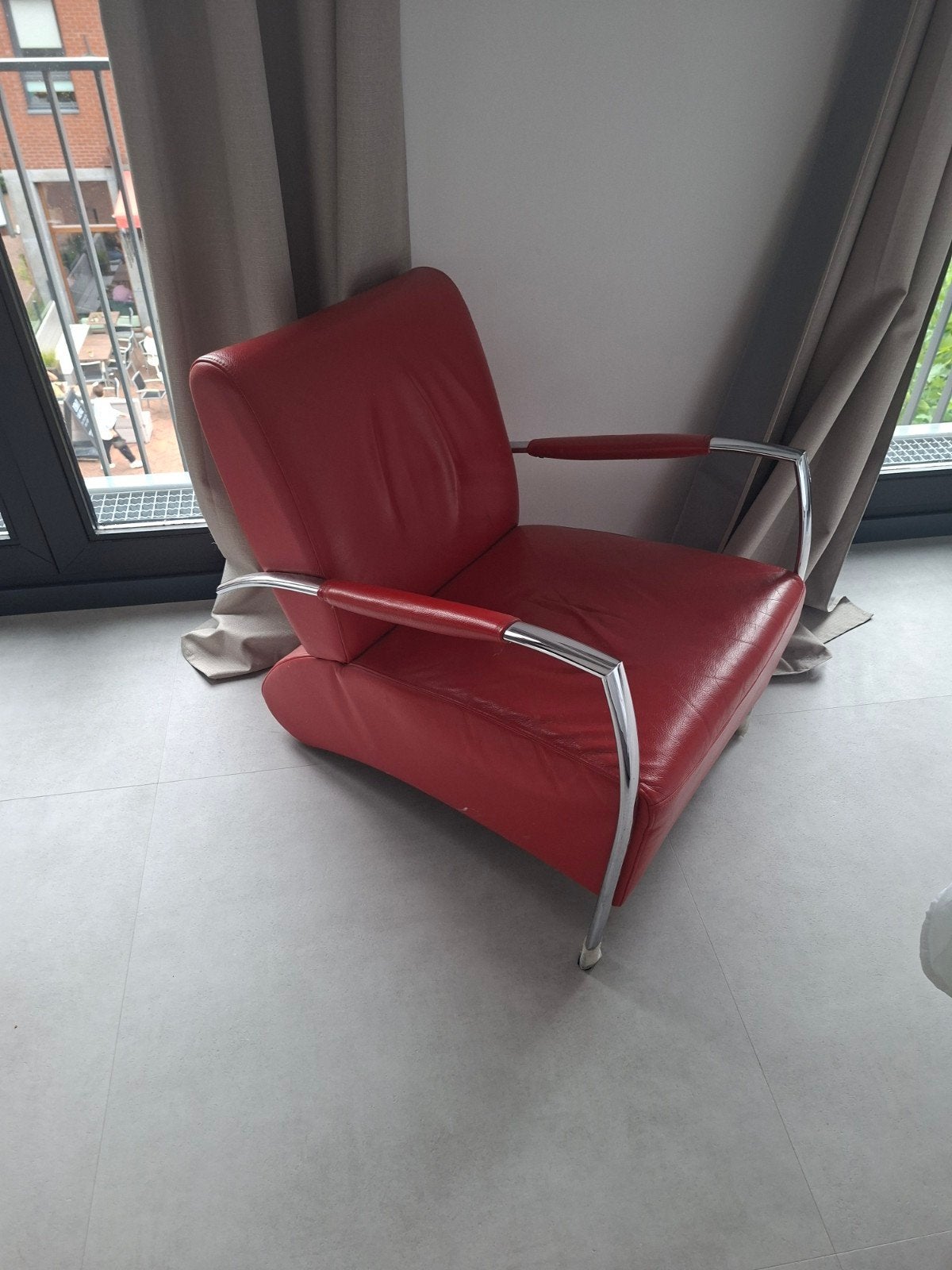 Stijlvolle rode leren fauteuil met chromen accenten, Huis en Inrichting, Fauteuils, Ophalen, Gebruikt, Modern, Elegant, 75 tot 100 cm