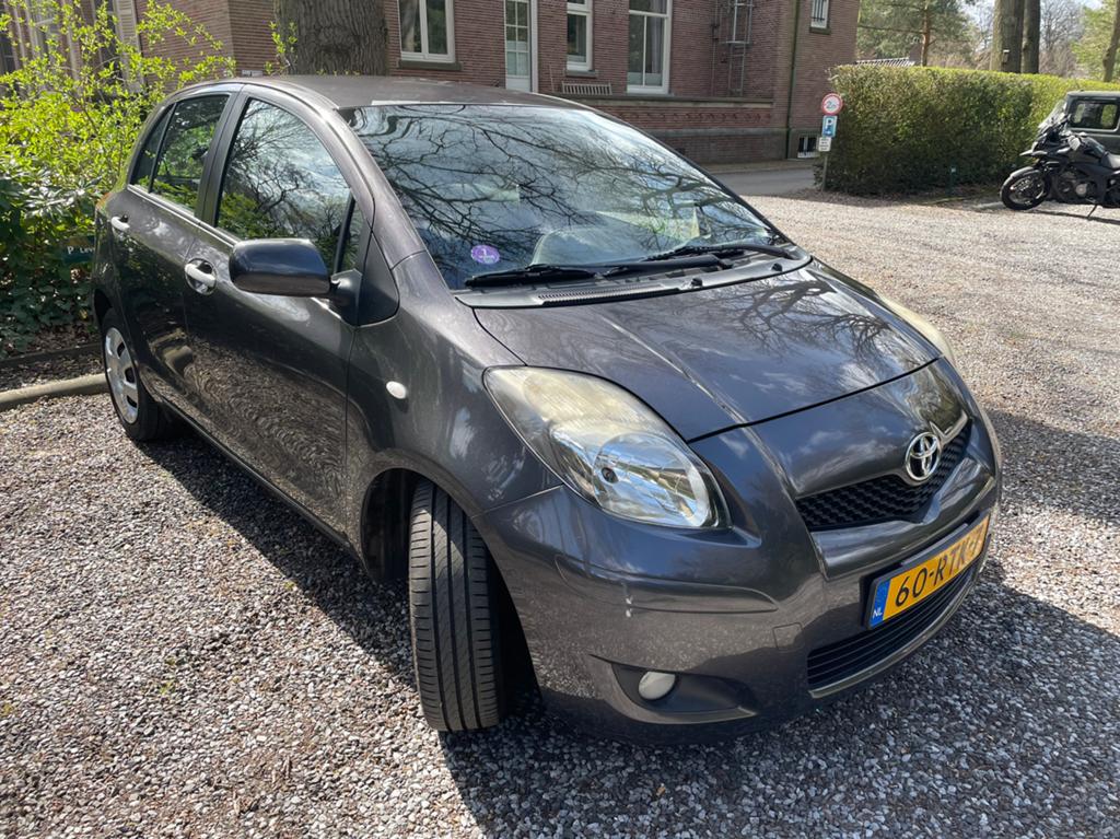 Toyota Yaris 1.3 16V Vvt-i 5DR 2011 Grijs, Auto's, Voorwielaandrijving, Stof, 40 €/maand, 4 cilinders