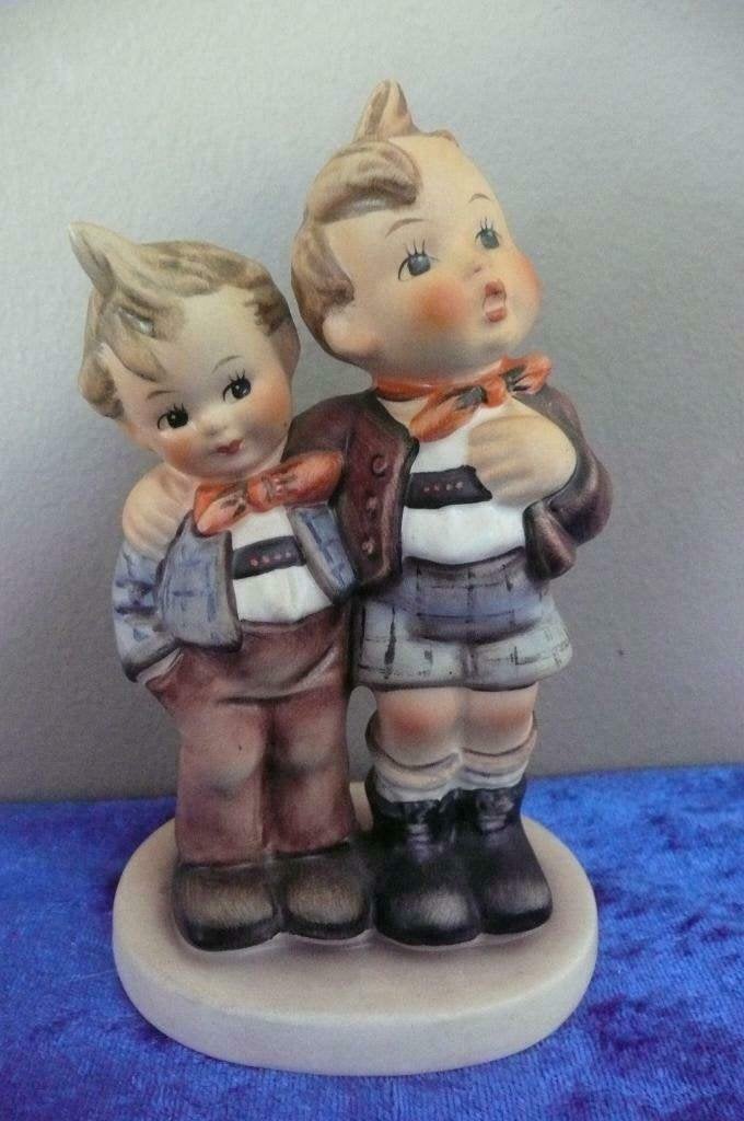 Goebel Hummel beeldje: Twee zingende jongens, Ophalen of Verzenden, Zo goed als nieuw, Hummel