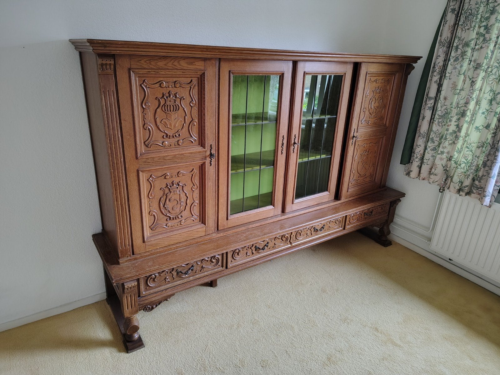 Eikenhouten jagerskast met houtsnijwerk, Ophalen, 25 tot 50 cm, Glas