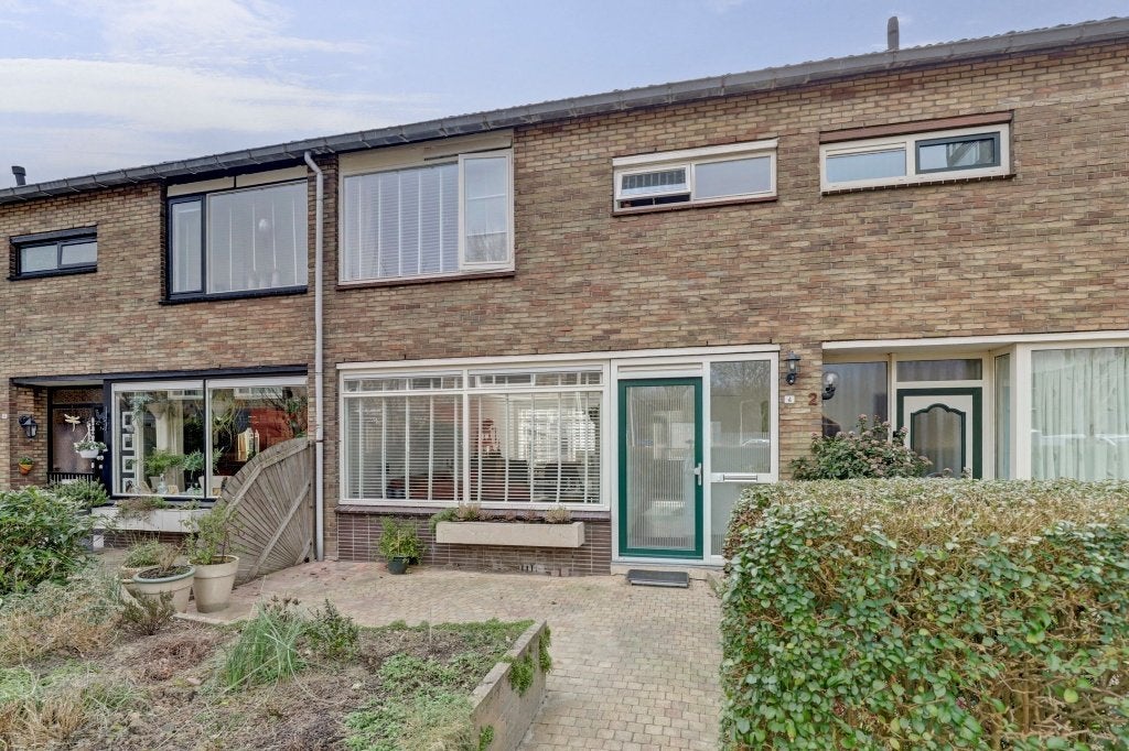 Te Huur – Prachtige woning  In Spijkenisse, 5 kamers, Tussenwoning, 105 m², Zuid-Holland
