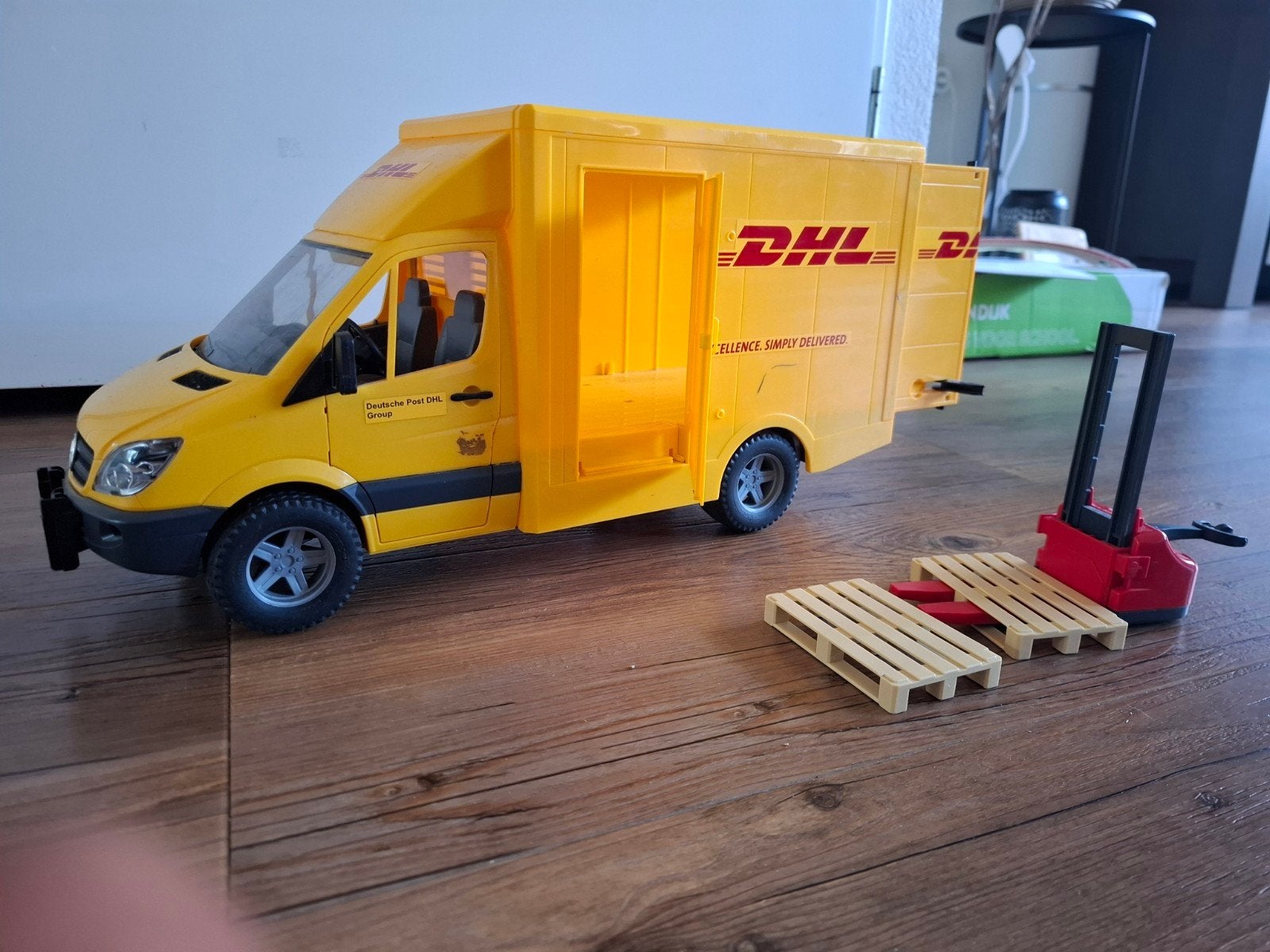 Bruder DHL bestelbus met palletwagen en pallets, Ophalen, Gebruikt