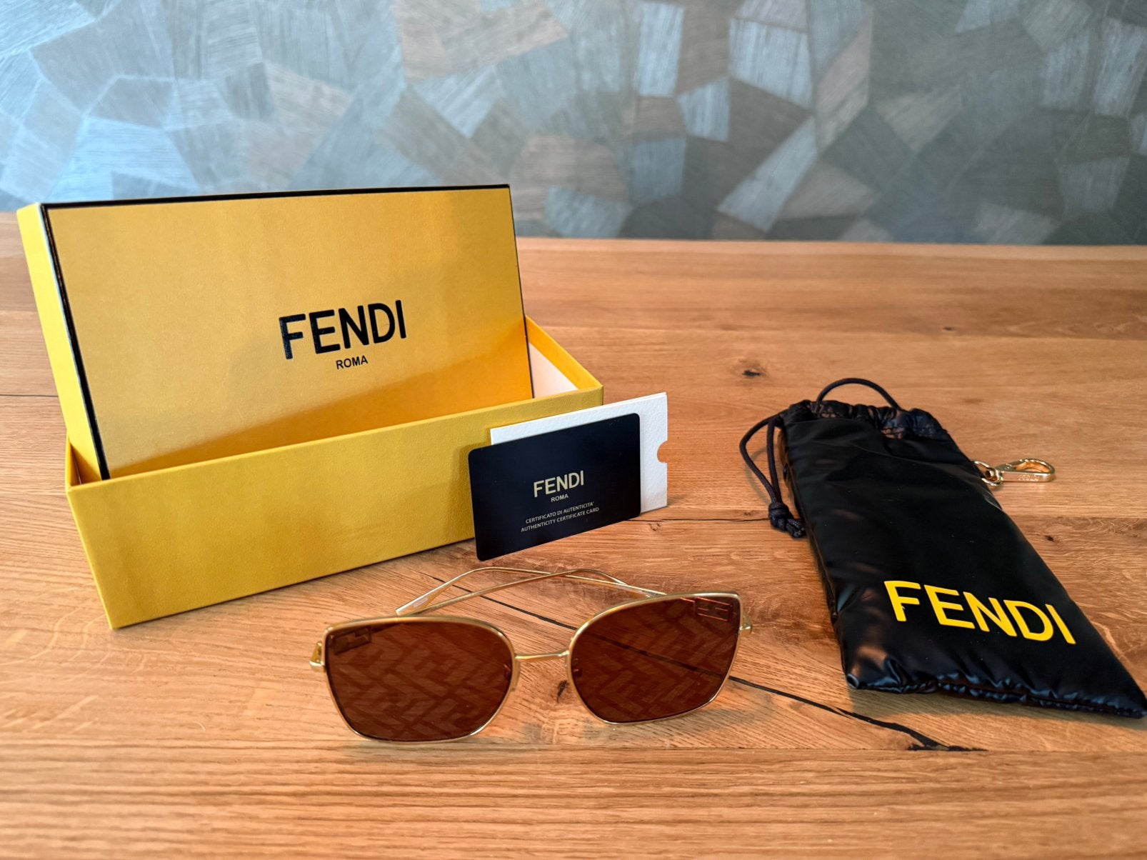 Fendi zonnebril, Sieraden, Tassen en Uiterlijk, Zonnebrillen en Brillen | Dames, Zo goed als nieuw, Overige merken, Bruin, Ophalen