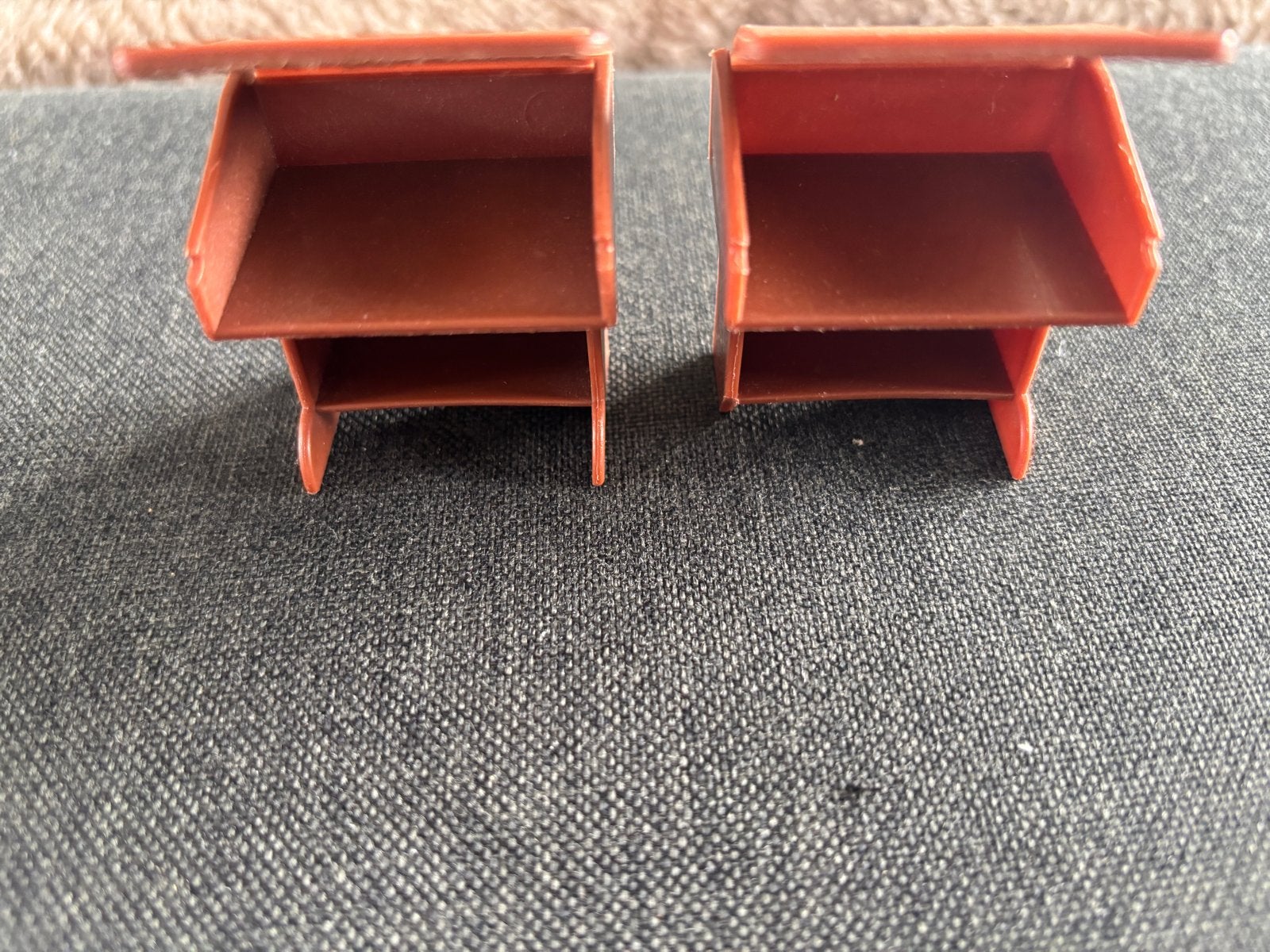 Playmobil: 2x lessenaar/bureau (rechter mist voetje), Ophalen of Verzenden, Gebruikt, Losse onderdelen, Overige typen
