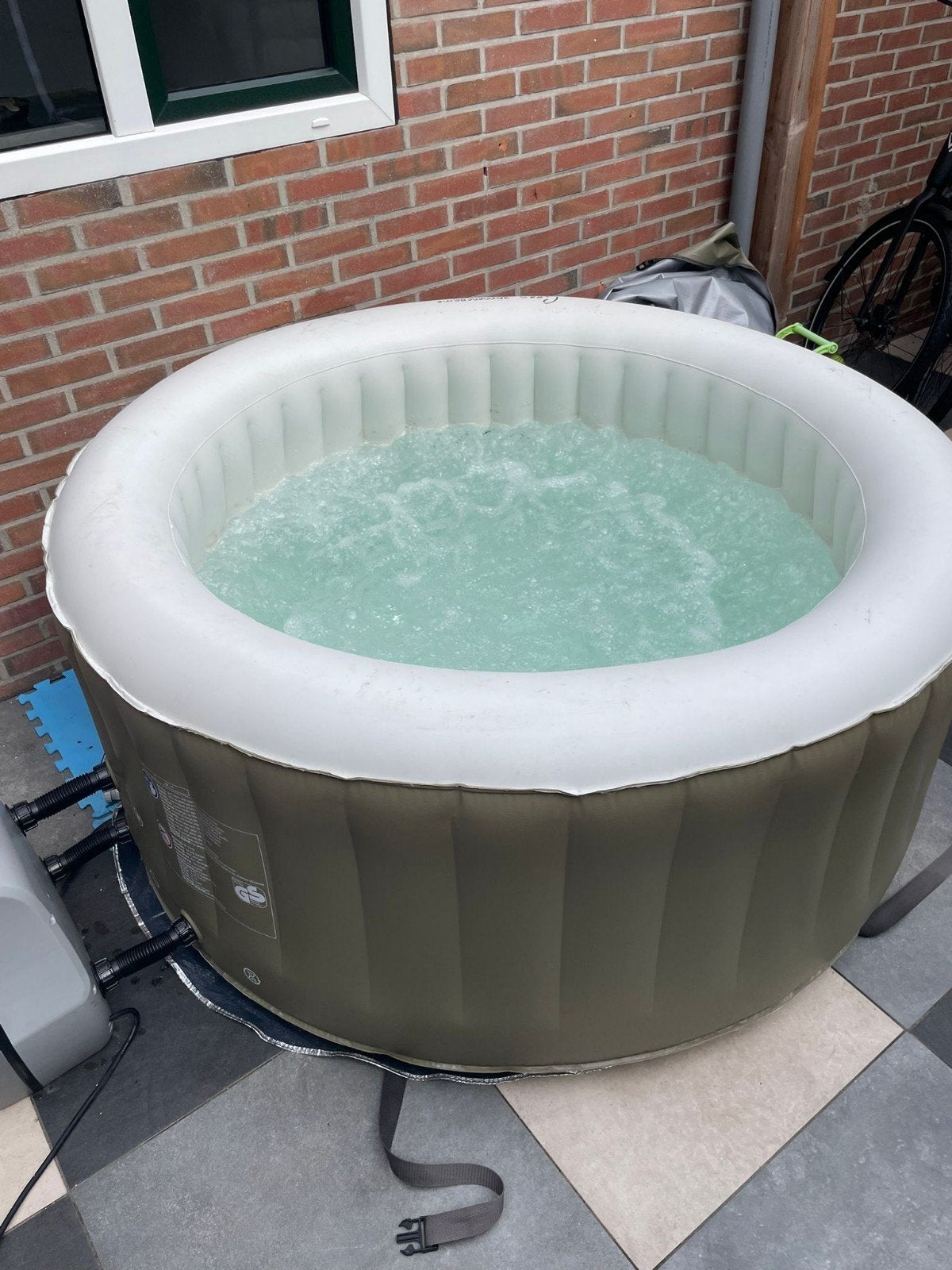 Opblaasbare Jacuzzi - Rand hersteld, werkt perfect, Tuin en Terras, Bubbelbaden en Hottubs, Ophalen of Verzenden, Gebruikt, Opblaasbaar