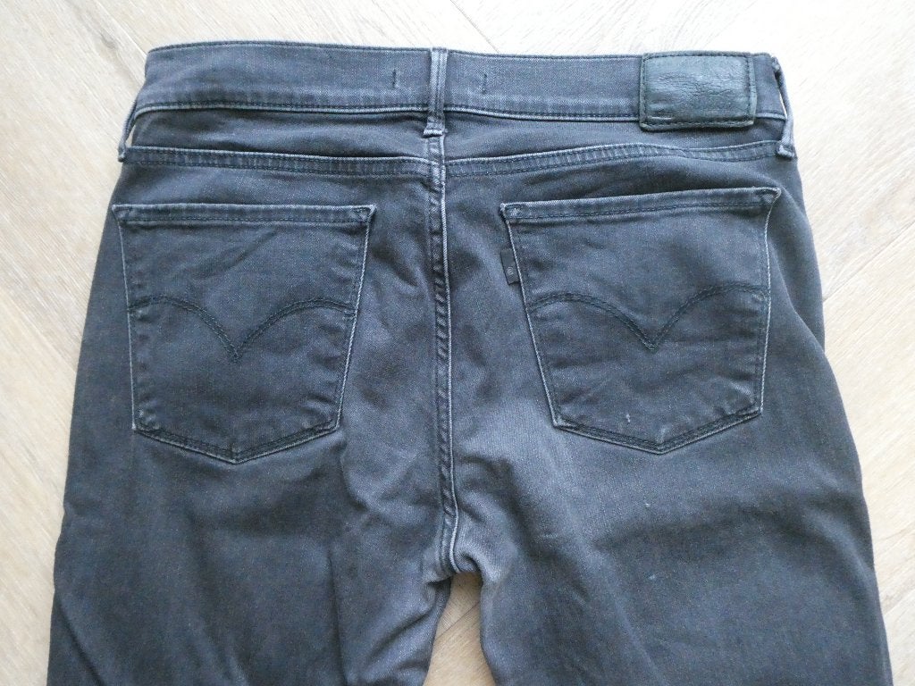 Zwarte Levi 710 Super Skinny spijkerbroek maat 30-32, Zwart, Ophalen of Verzenden, Zo goed als nieuw, W30 - W32 (confectie 38/40)