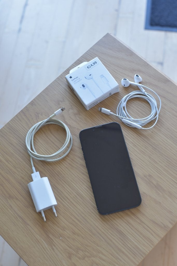 Foto 3 van Apple iPhone 14 128GB (incl. originele lader & earpods)