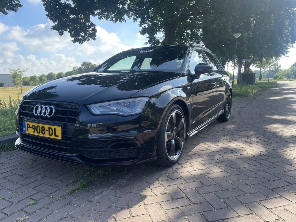 Audi A3 1.4 Tfsi 110KW Sportback 2016 Zwart S-Line, Auto's, Voorwielaandrijving, Dealer onderhouden, Verwarmde buitenspiegels