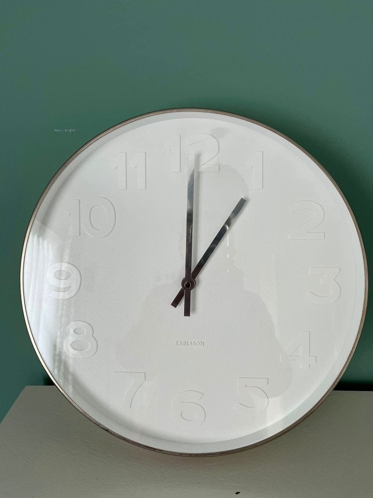 Karlsson MR WHITE- stijlvolle Wandklok - Rond - Ø37.5 cm, Huis en Inrichting, Woonaccessoires | Klokken, Ophalen, Analoog, Werkt op batterijen