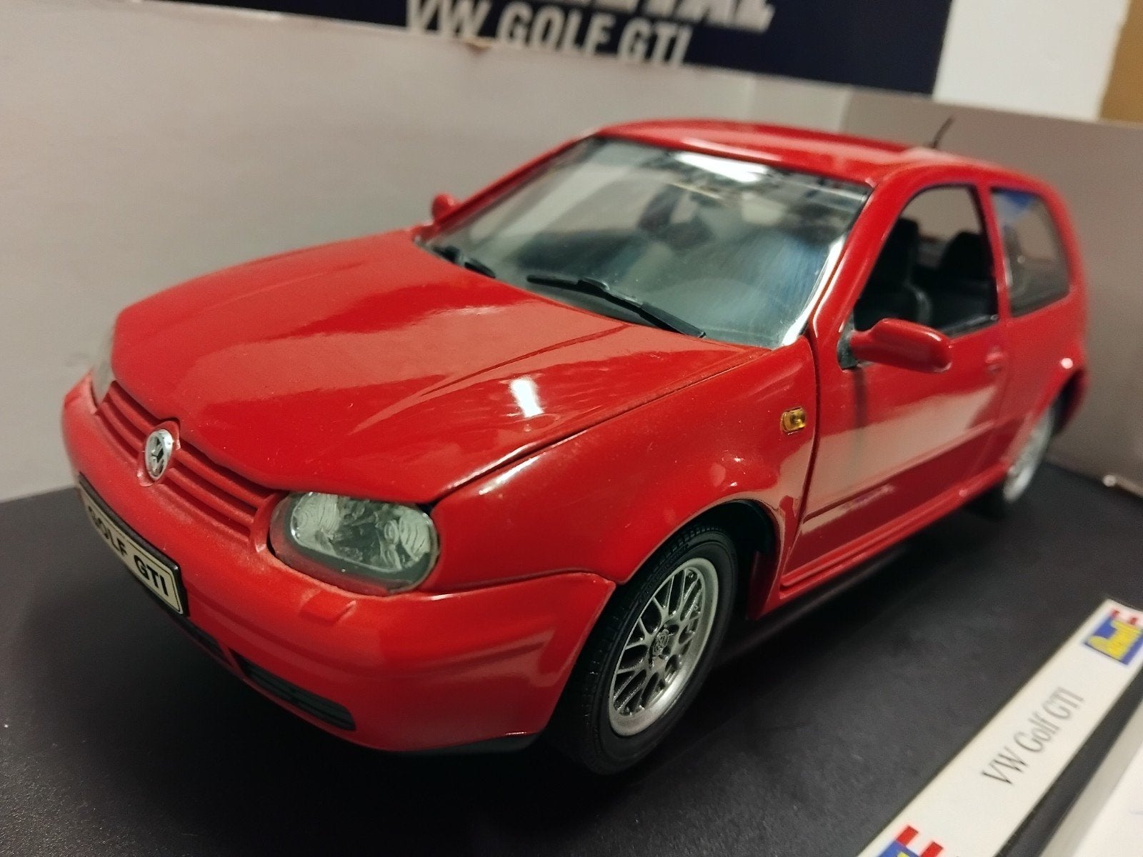 Volkswagen Golf IV 1998-2000 rood Revell metal 1:18 KRD, Ophalen of Verzenden, Zo goed als nieuw, Auto, Revell