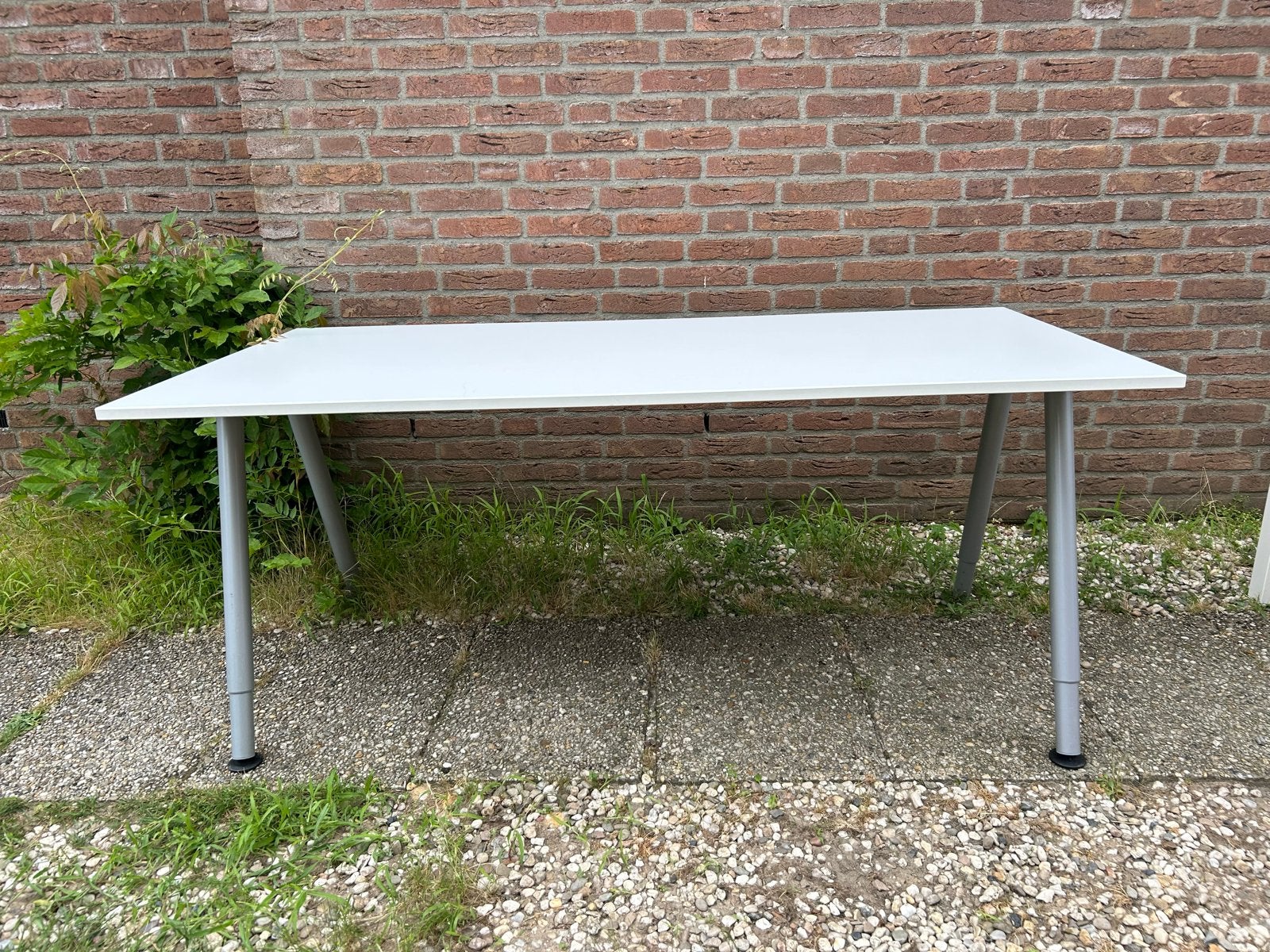 IKEA THYGE groot bureau - Wit blad, verstelbare poten, Ophalen, Gebruikt, Spaanplaat of MDF, In hoogte verstelbaar