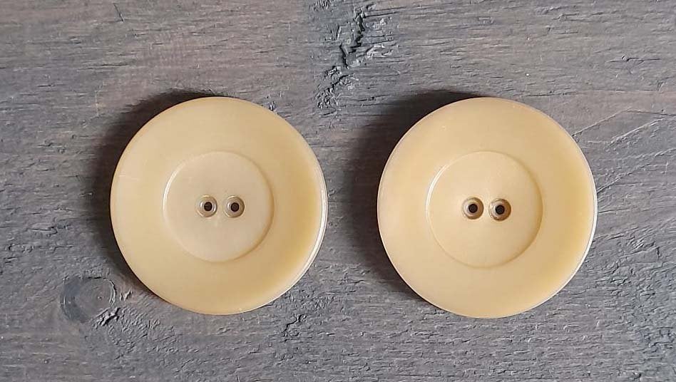 2 grote KNOPEN. Zandkleurig. Doorsnee knoop 42 mm, Hobby en Vrije tijd, Ophalen of Verzenden, Zo goed als nieuw, Knoop of Knopen