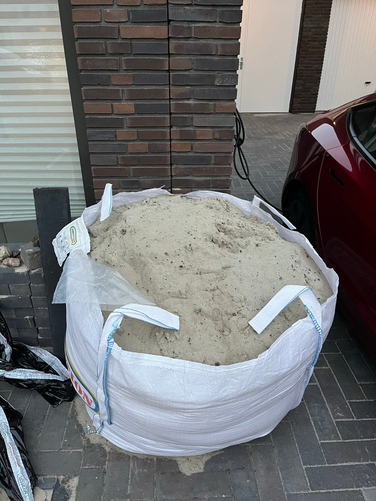 Gratis af te halen: 1 m3 wit/straatzand + een beetje, Ophalen, Gebruikt, Straatzand