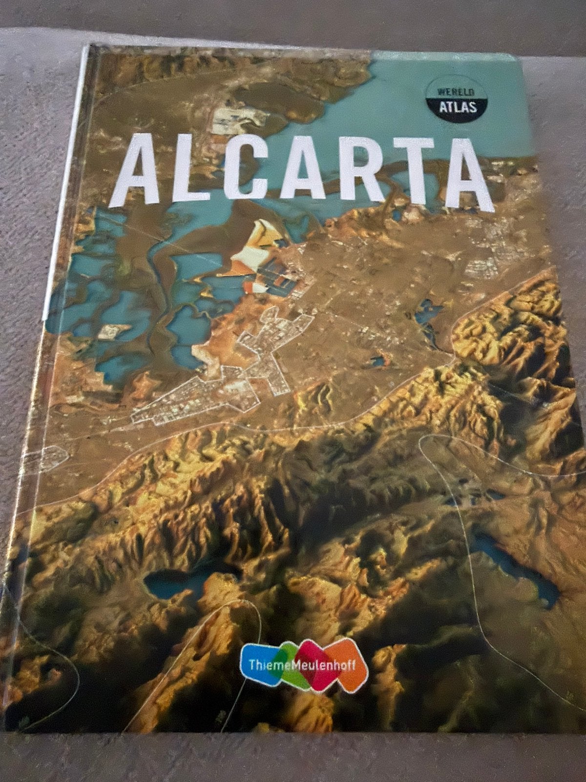 Alcarta wereldatlas, Ophalen of Verzenden, Zo goed als nieuw, 2000 tot heden, Landkaart