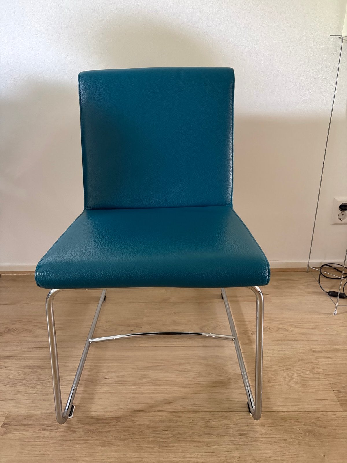 Leolux 4 moderne leren eetkamerstoelen met chromen onderstel, Ophalen, Blauw, Zo goed als nieuw, Vier