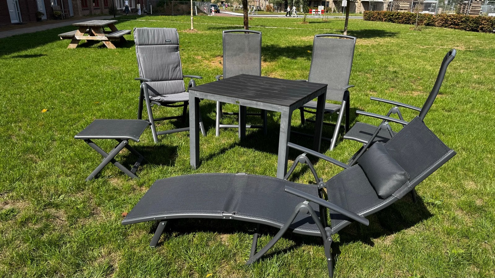 Complete Tuinset: Tafel, 4 Stoelen, Ligstoel & Voetenbank, Ophalen, 4 zitplaatsen, Eettafel, Aluminium