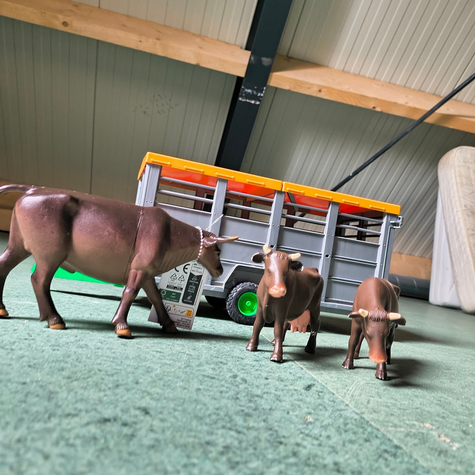 Bruder veewagen met 1 stier en 2 koeien, Ophalen of Verzenden, Gebruikt
