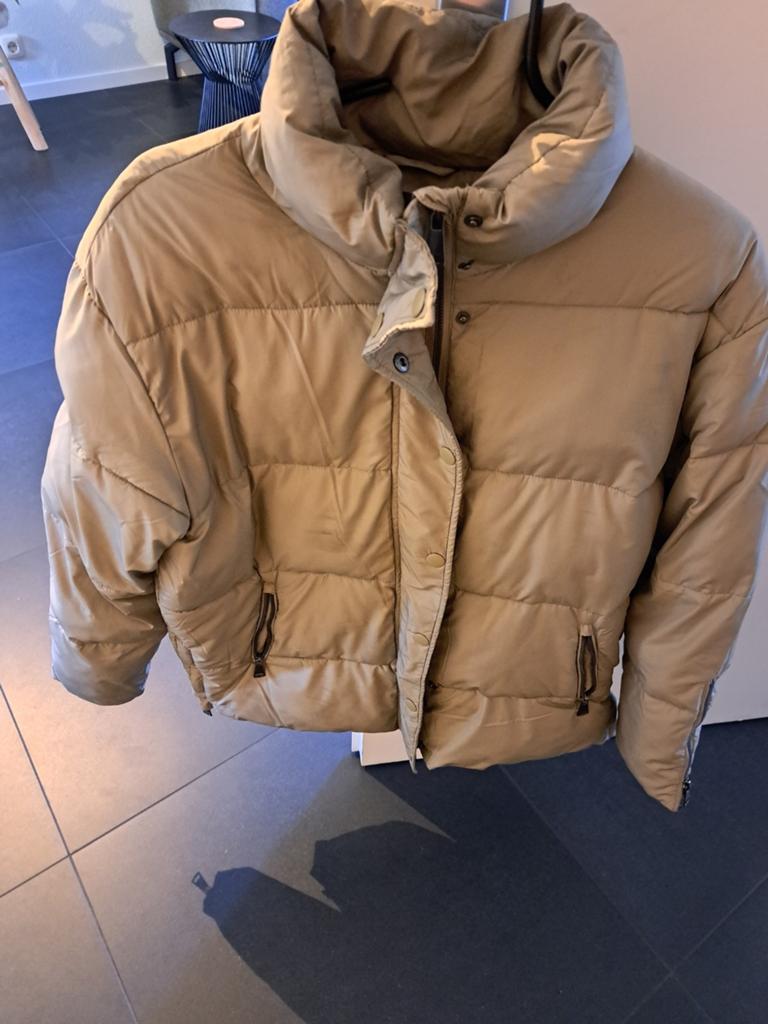 Stijlvolle beige pufferjas - Maat M ( 40 ), Kleding | Dames, Jassen | Winter, Maat 38/40 (M), Verzenden, Beige, Onbekend