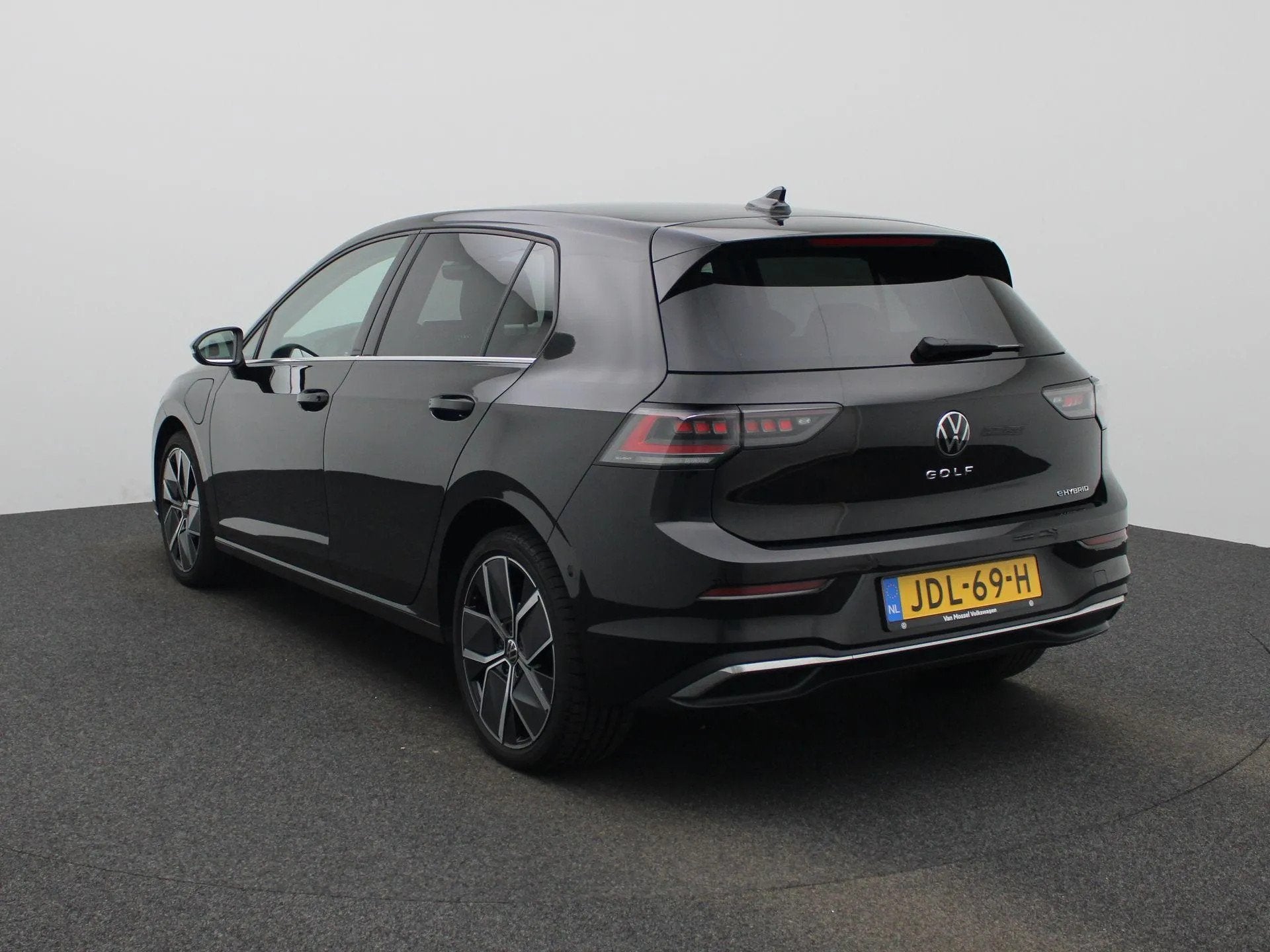Volkswagen Golf 1.5 eHybrid Style Edition 204 PK| (bj 2025), 4 cilinders, Zwart, Bedrijf, 1700 kg