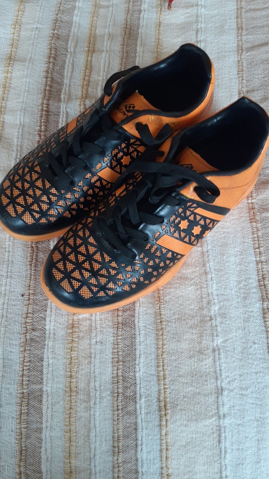 Indoor sportschoenen maat 32 - Oranje/Zwart, Sport en Fitness, Voetbal, Ophalen of Verzenden, Gebruikt, Schoenen