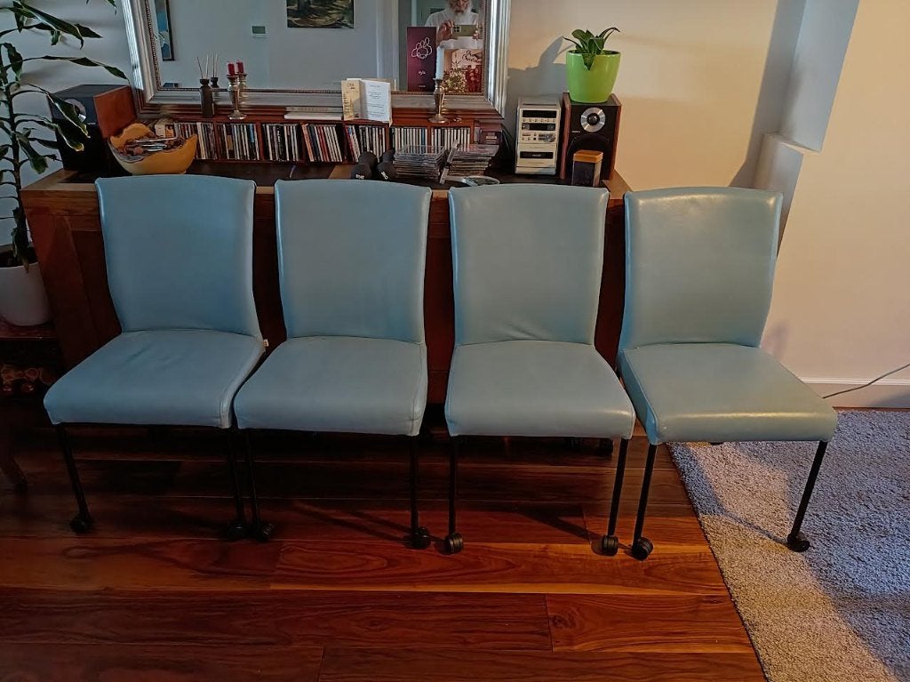 4 stoelen licht blauw, Ophalen, Kunststof, Gebruikt, Blauw