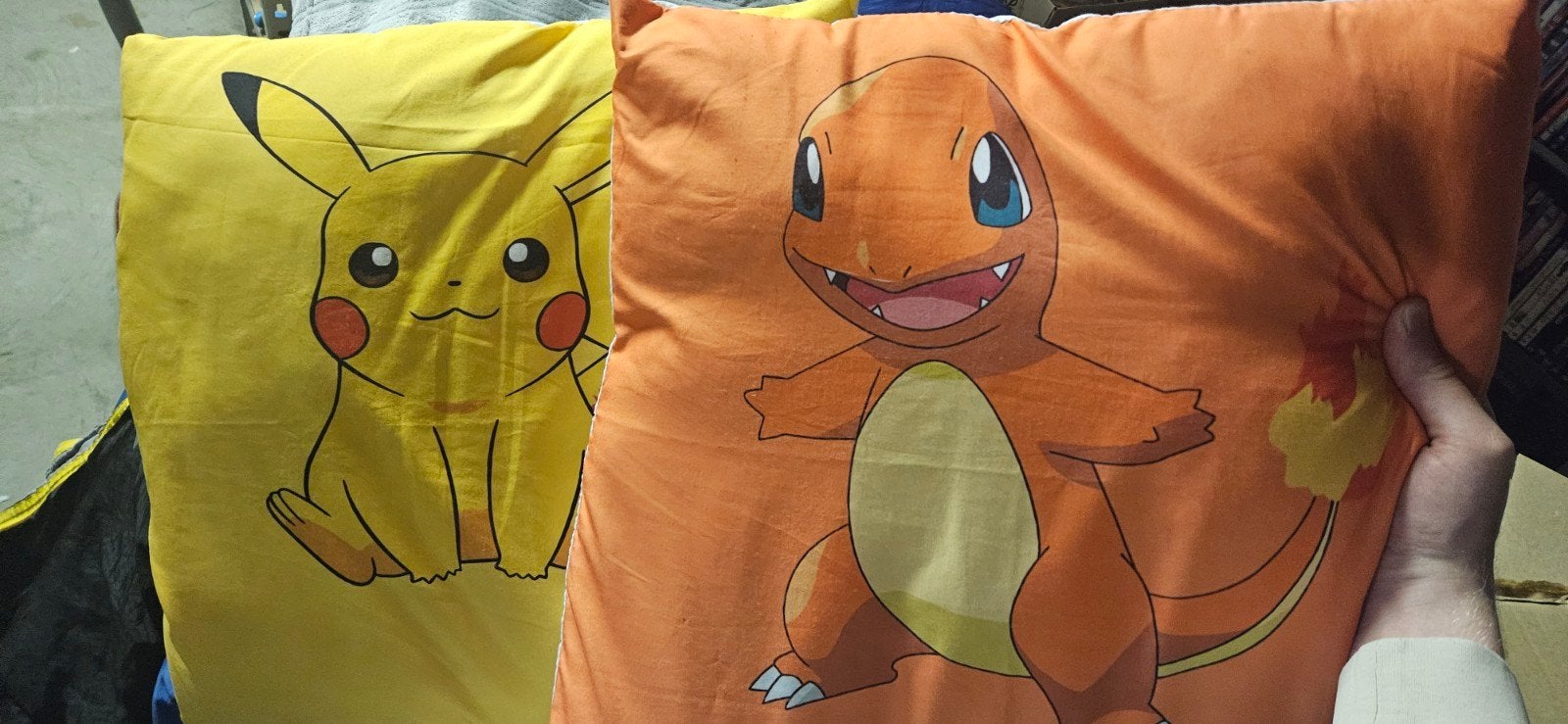 Pokémon kussens: Pikachu en Charmander, Gebruikt, Geel, Ophalen of Verzenden, Onbekend
