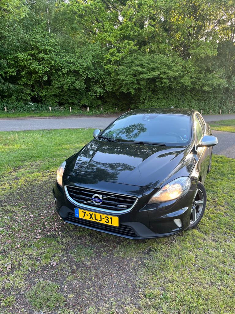 Volvo V40 2.0 D4 190PK 2014 Zwart R-Design, Auto's, Volvo, Voorwielaandrijving, Euro 5, Zwart, Zwart
