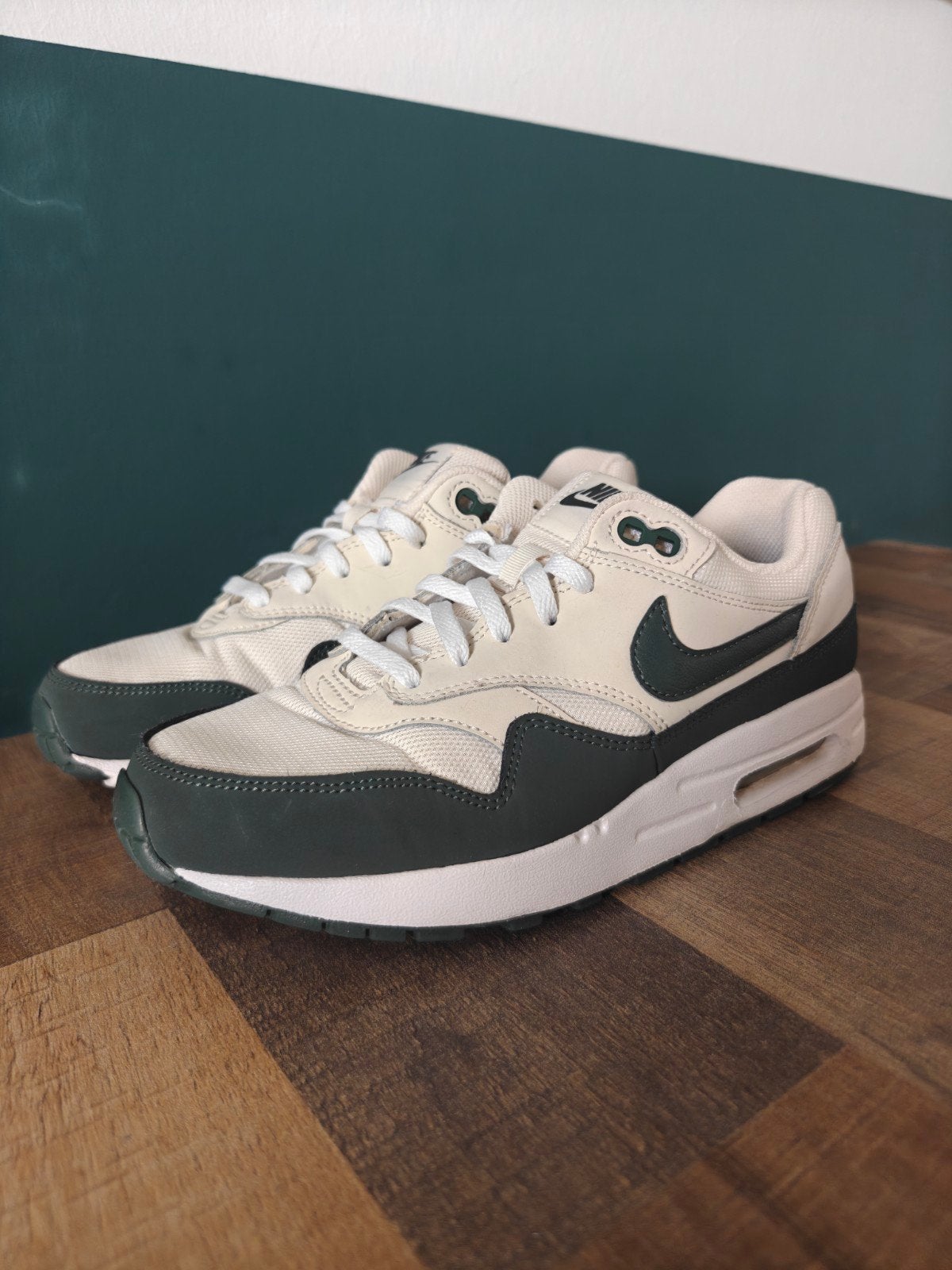 Nike Air Max 1 White/Black – Maat 38,5 – Zo goed als nieuw, Wit, Ophalen of Verzenden, Nike air max, Sneakers of Gympen