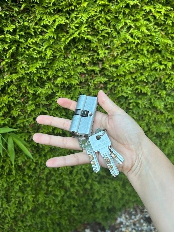 Metal lock with cylinder, Ophalen of Verzenden, Zo goed als nieuw, Rvs, Slot
