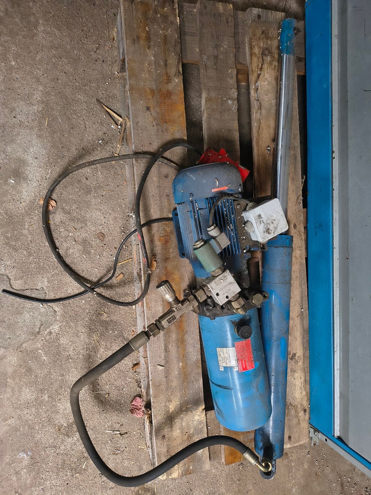 hydraulische pomp met motor en cilinder, Ophalen