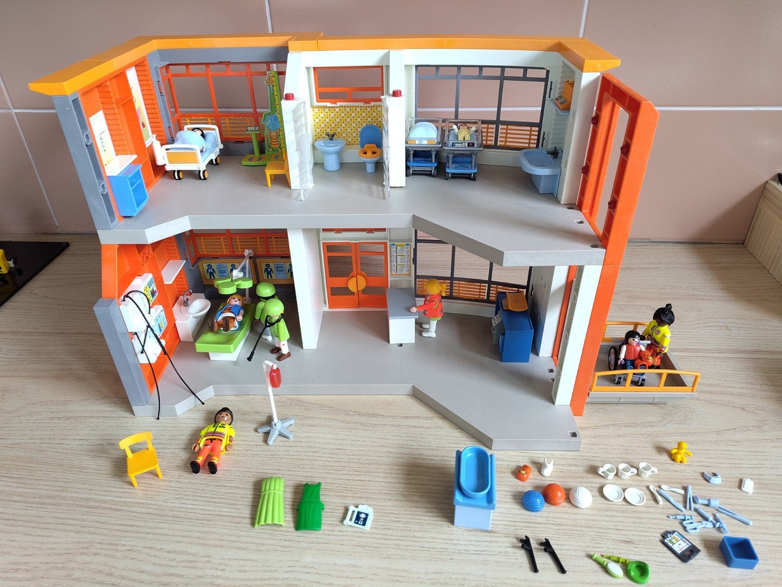 Playmobil Ziekenhuis met veel accessoires, Kinderen en Baby's, Speelgoed | Playmobil, Ophalen, Gebruikt, Gebouw, Losse onderdelen