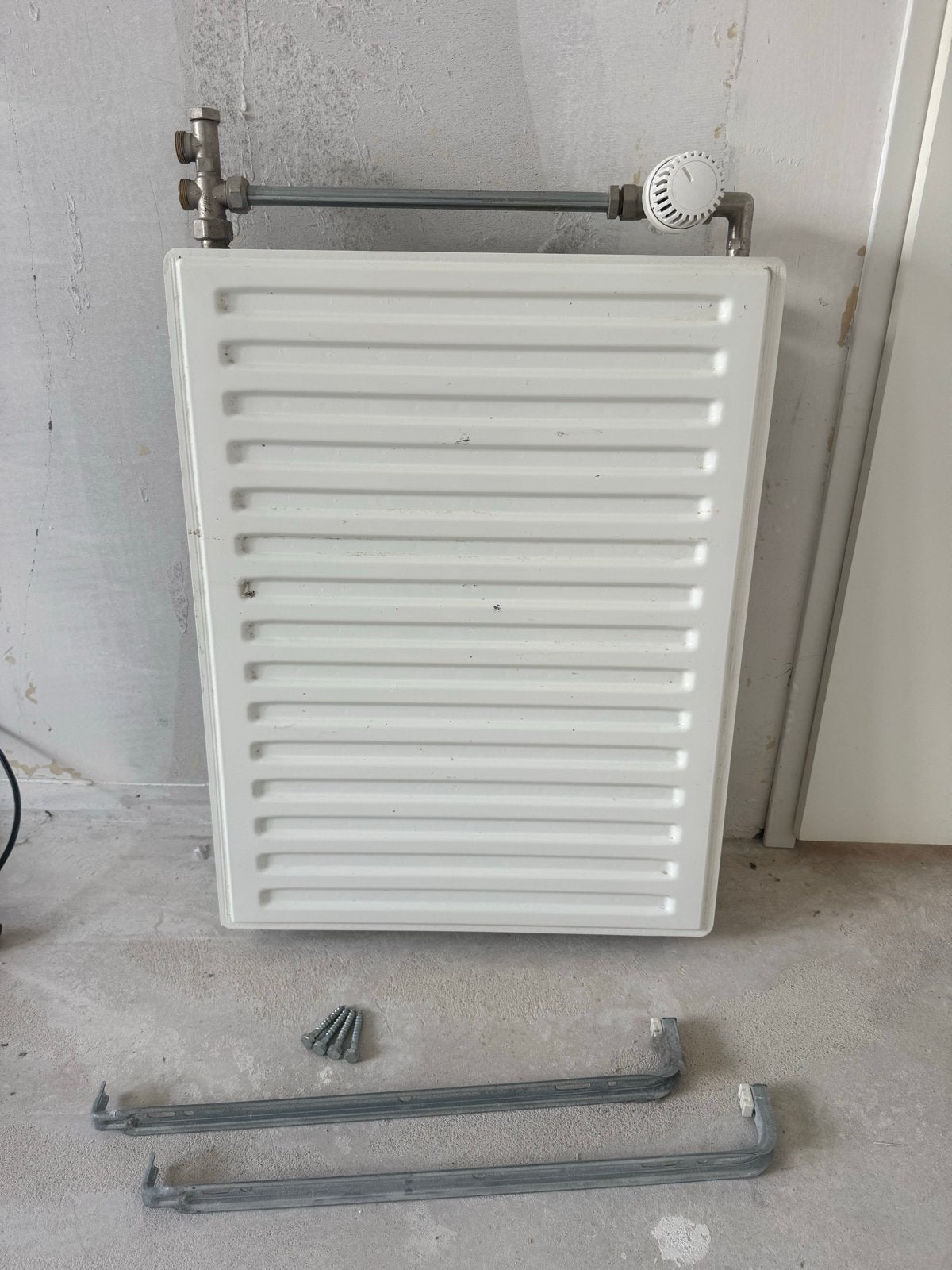 Radiator met thermostaatknop, Doe-het-zelf en Verbouw, Verwarming en Radiatoren, Ophalen, 30 tot 80 cm, Gebruikt, Radiator