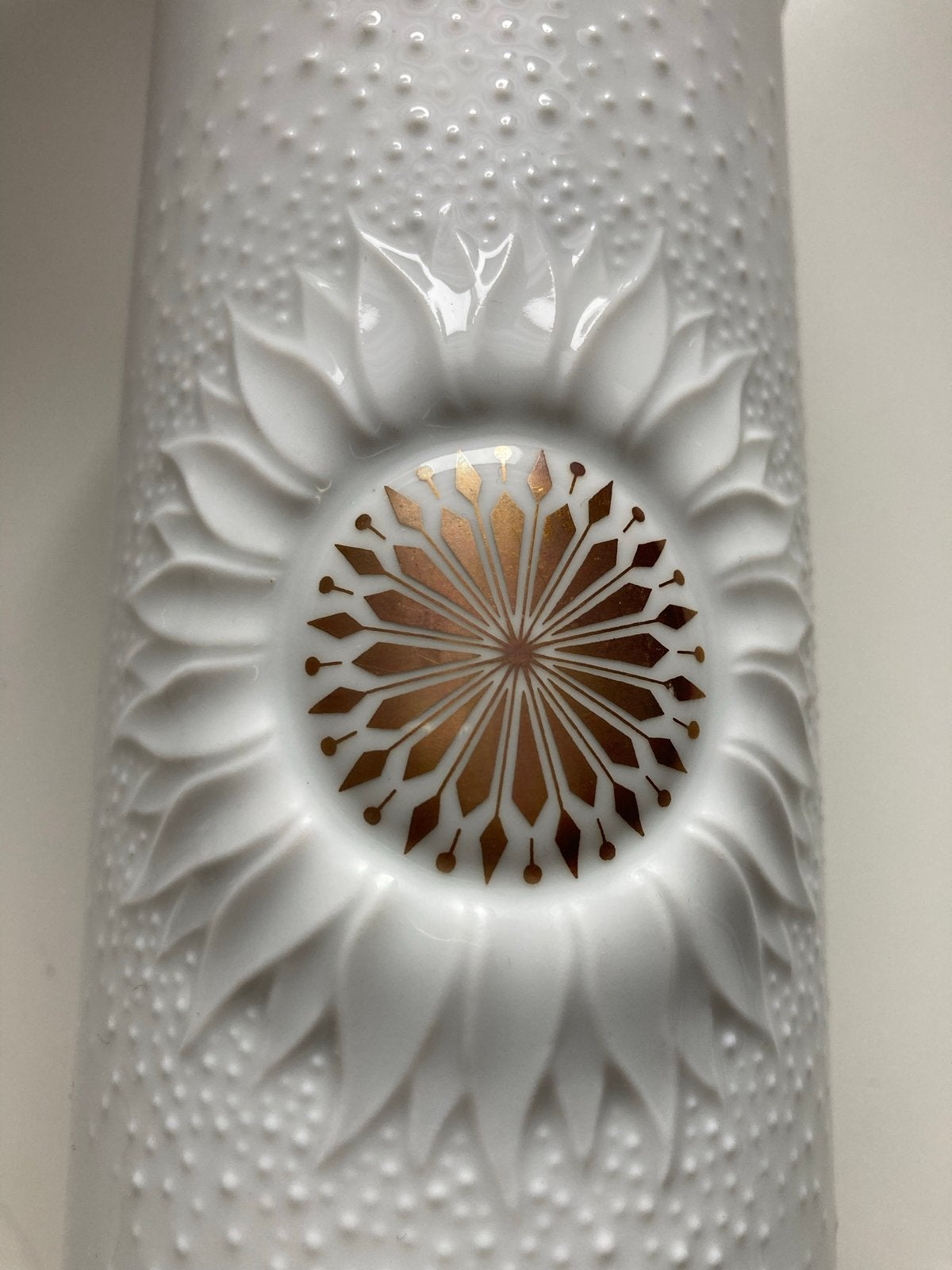 Witte porseleinen vaas met zonnebloem reliëf, Ophalen of Verzenden