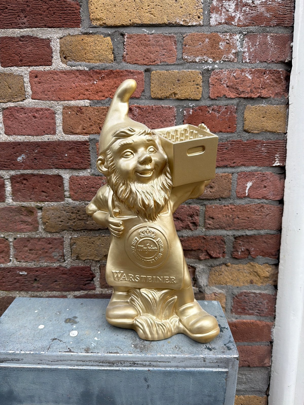 Gouden Warsteiner Tuinkabouter met Kratje - Uniek Decoratie, Ophalen, Zo goed als nieuw, Overige typen