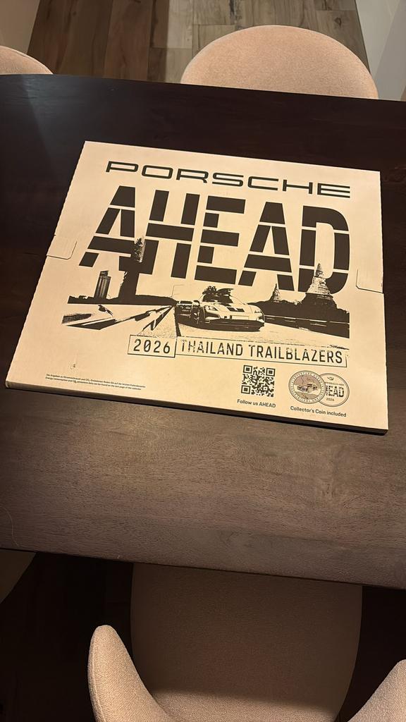 Porsche 2026 kalender inclusief exclusieve collectors munt, Ophalen of Verzenden, Maandkalender, Nieuw