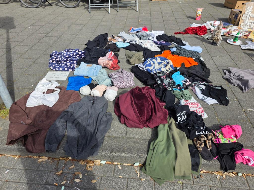 13 dozen rommelmarktspullen, Ophalen