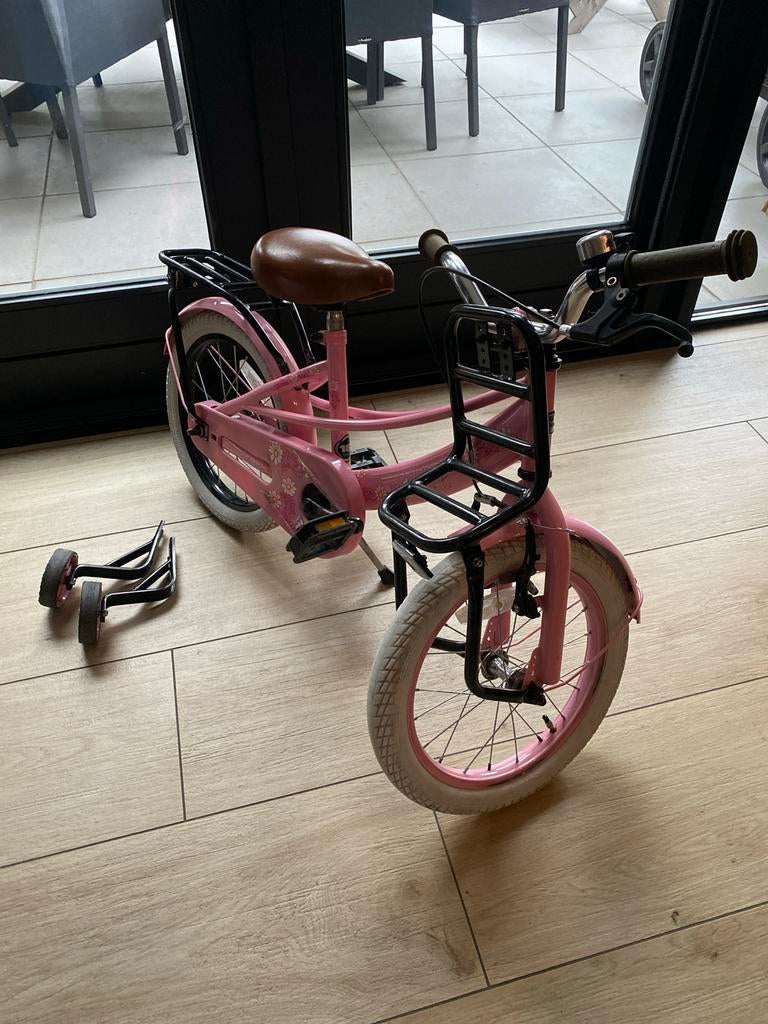Roze kinderfiets met zijwieltjes 16 inch, Fietsen en Brommers, Fietsen | Kinderfietsjes, Gebruikt, 16 tot 20 inch, Zijwieltjes