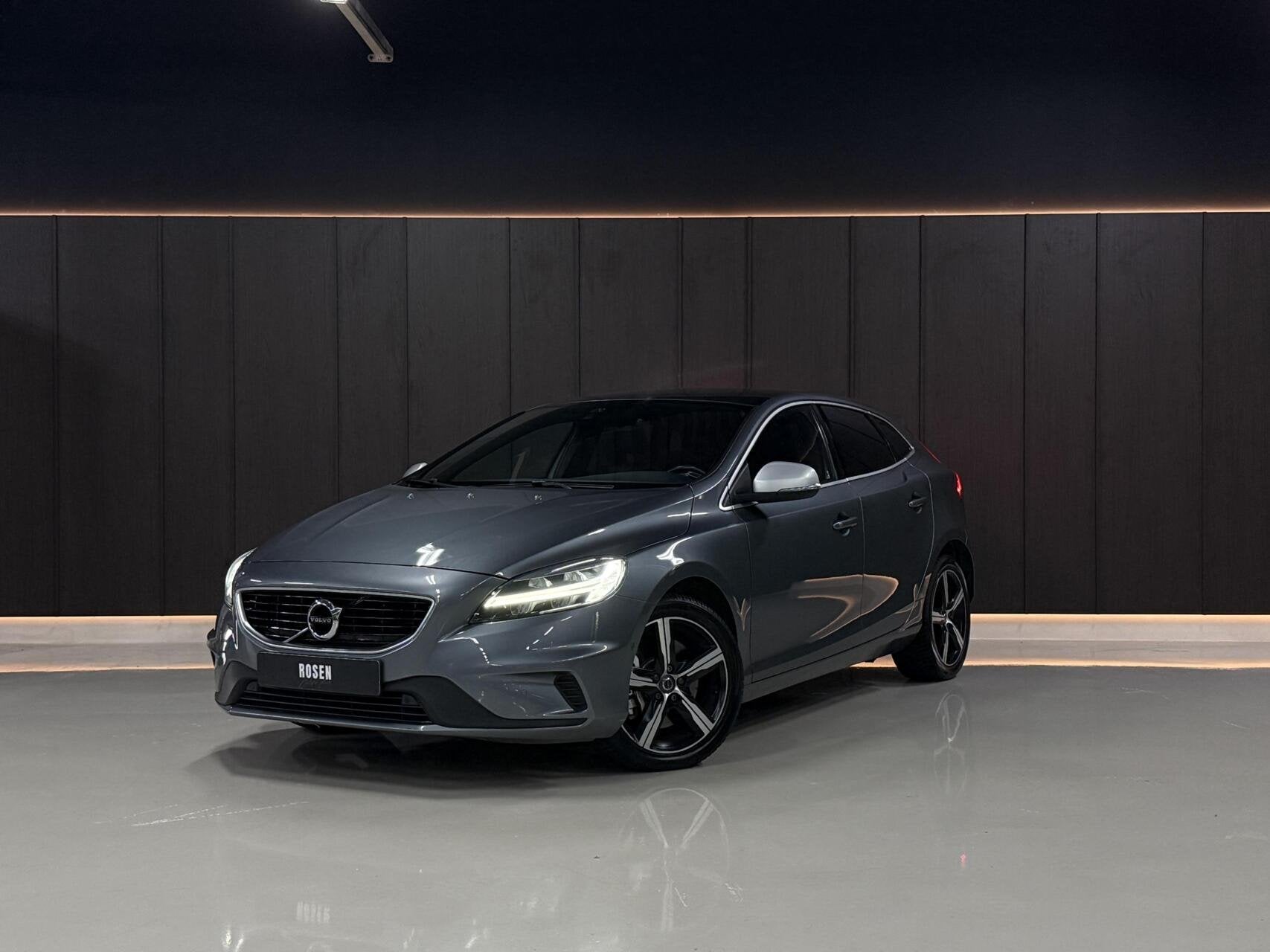 Volvo V40 1.5 T3 R-Design|PANO|KEYLESS|A.CAM|LED|HK|STOELVM, Auto's, Euro 6, 4 cilinders, Origineel Nederlands, Bedrijf