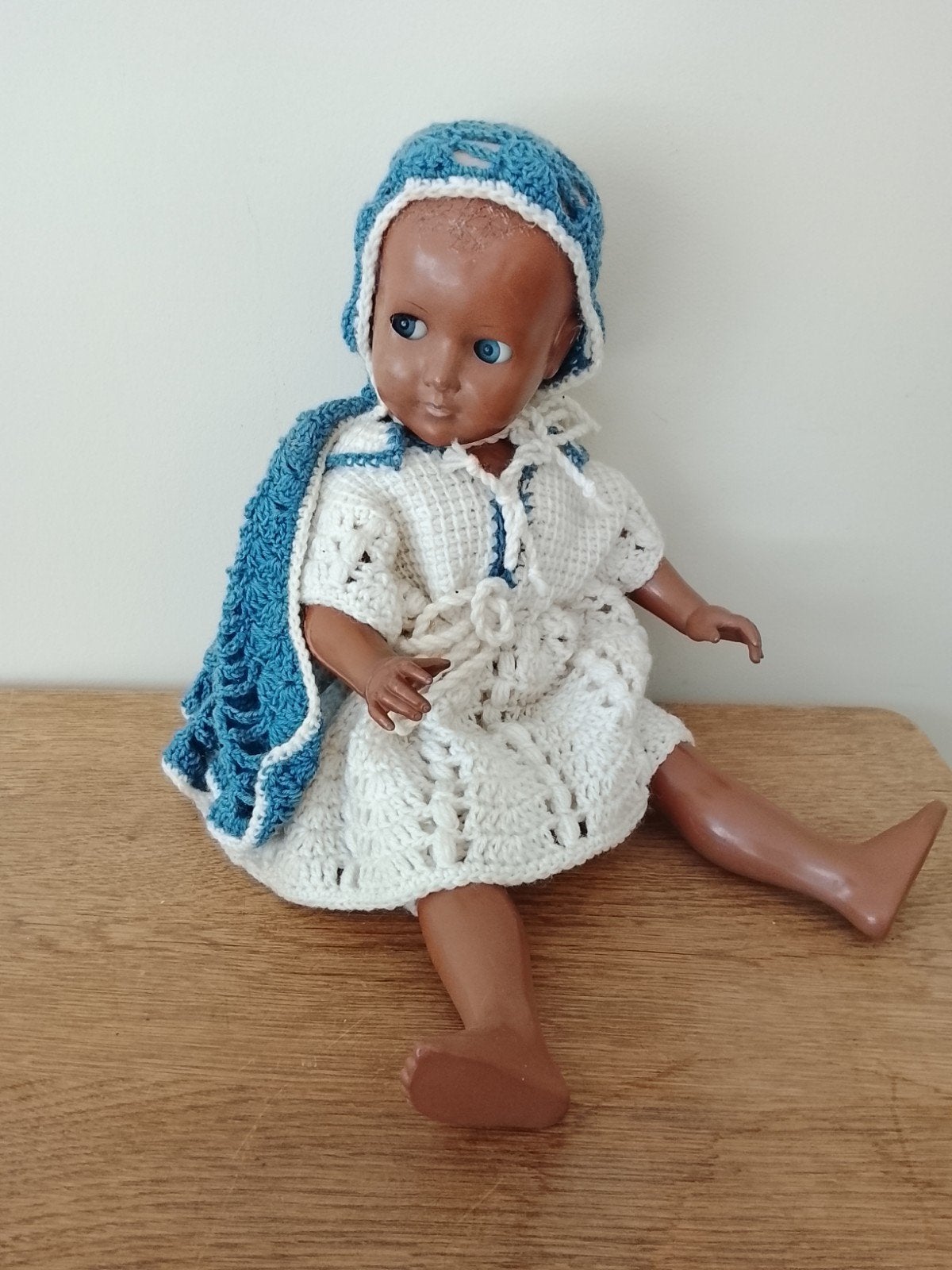 Vintage pop met gehaakte kleding - blauw en wit, Verzamelen, Ophalen of Verzenden, Gebruikt, Pop