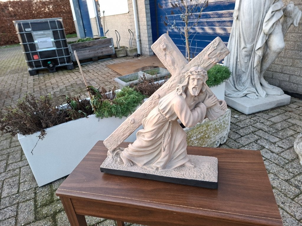 antiek beeld christus aan het kruis en franciscus omhelst he, Antiek en Kunst, Antiek | Religie, Ophalen of Verzenden