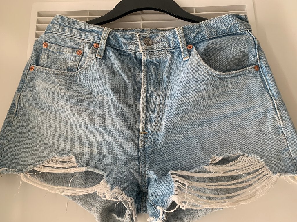 Levi's 501 spijkerbroek/ Short met originele fransjes etc.., Blauw, Ophalen of Verzenden, Zo goed als nieuw, W28 - W29 (confectie 36)